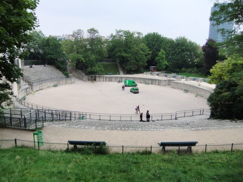 昔闘技場として使われていた場所。現在は公園になっている。