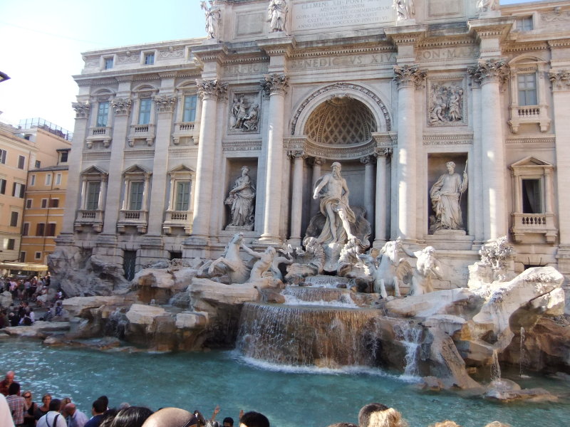 トレヴィの泉。コインを投げ入れるともう一度ローマに戻ってこれるという言い伝えがある。