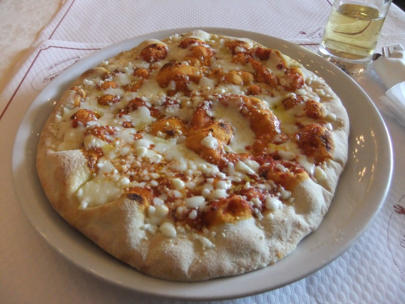 ナポリで食べたピザ。歩き回った後のビールとピザは格別。