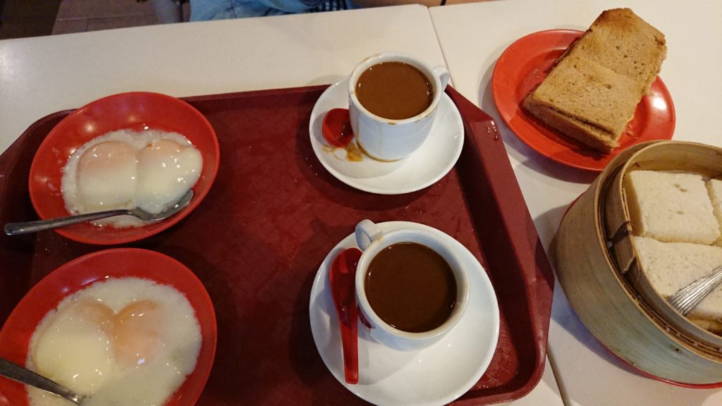 伝統的な朝食カヤとシンガポール風コーヒーのコピ